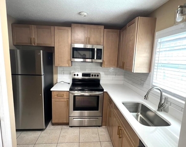 872 Baltimore Place Sw - Photo Thumbnail 2