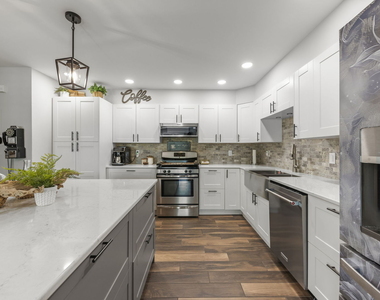1264 Bellevue Drive - Photo Thumbnail 10