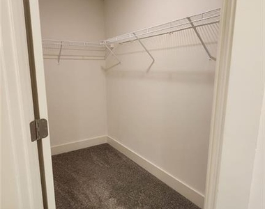 300 Auburn Valley Way - Photo Thumbnail 23