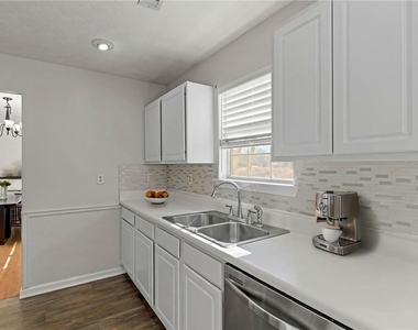 108 Greenleaf Drive - Photo Thumbnail 6