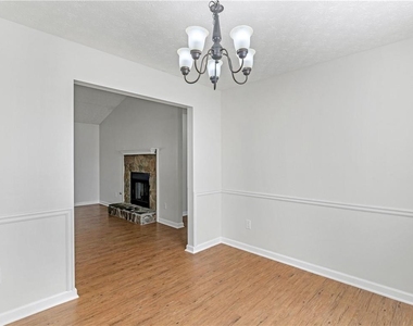 108 Greenleaf Drive - Photo Thumbnail 4