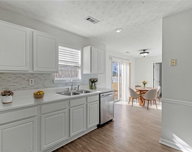 108 Greenleaf Drive - Photo Thumbnail 5