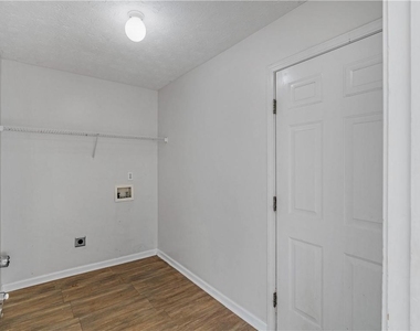 108 Greenleaf Drive - Photo Thumbnail 20