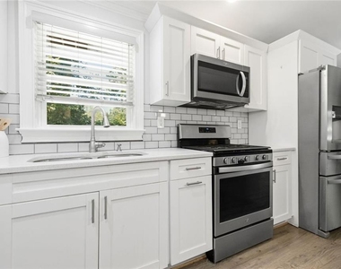 166 Howard Street Ne - Photo Thumbnail 9