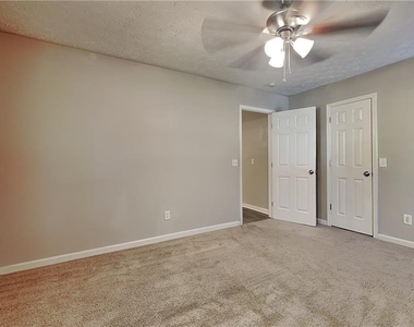 748 Dillon Drive - Photo Thumbnail 7