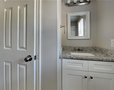 748 Dillon Drive - Photo Thumbnail 9