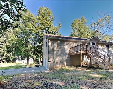 748 Dillon Drive - Photo Thumbnail 16