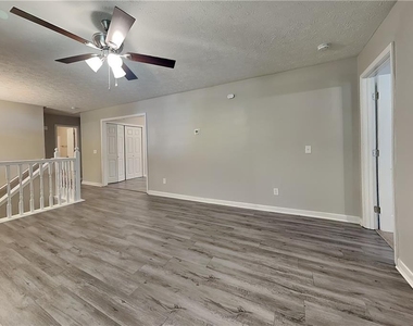 748 Dillon Drive - Photo Thumbnail 3