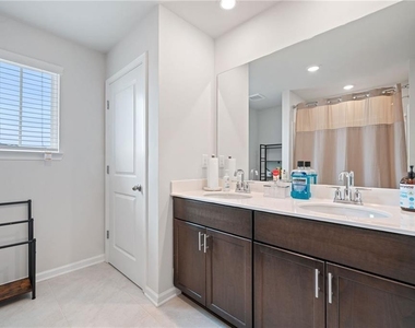 5911 Green Ash Court - Photo Thumbnail 26