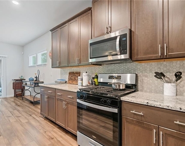 5911 Green Ash Court - Photo Thumbnail 11