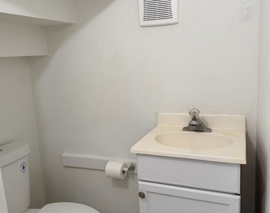 400 Summit Street - Photo Thumbnail 6