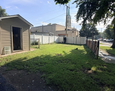 400 Summit Street - Photo Thumbnail 3