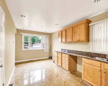 2725 N Oak Park Avenue - Photo Thumbnail 8