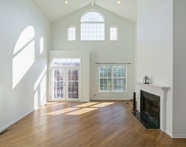 3052 N Sheffield Avenue - Photo Thumbnail 1