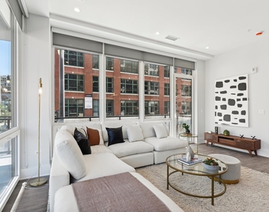 812 W Adams Street - Photo Thumbnail 2