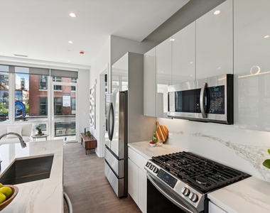 812 W Adams Street - Photo Thumbnail 13