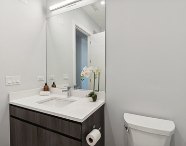 812 W Adams Street - Photo Thumbnail 15
