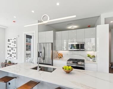 812 W Adams Street - Photo Thumbnail 10