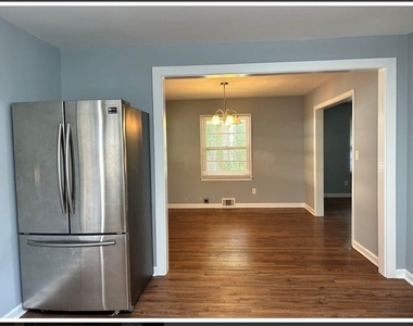 2354 Greenglade Road Ne - Photo Thumbnail 3