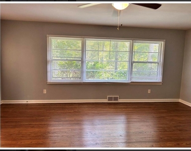 2354 Greenglade Road Ne - Photo Thumbnail 5