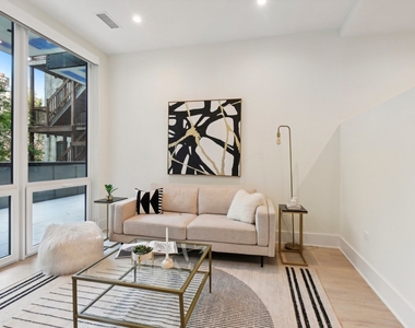 812 W Adams Street - Photo Thumbnail 2