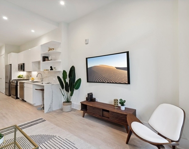 812 W Adams Street - Photo Thumbnail 4
