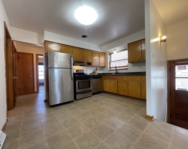 5819 S Narragansett Avenue - Photo Thumbnail 4