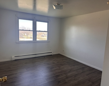 1627 Woodbine Drive - Photo Thumbnail 3