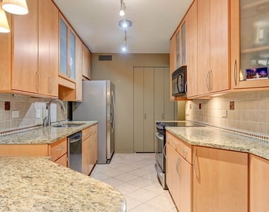 400 E Ohio Street - Photo Thumbnail 5