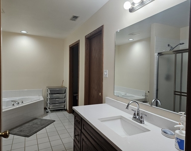 10956 S 76th Avenue - Photo Thumbnail 8