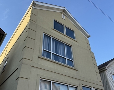 1028 W 20th Place - Photo Thumbnail 1