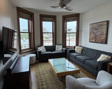550 W Surf Street - Photo Thumbnail 2