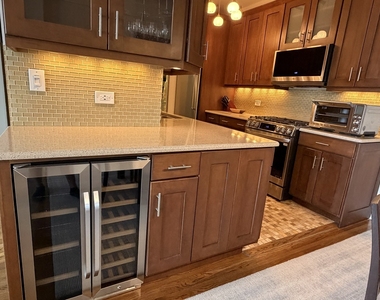 550 W Surf Street - Photo Thumbnail 8