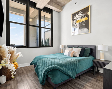 320 E 21st Street - Photo Thumbnail 2