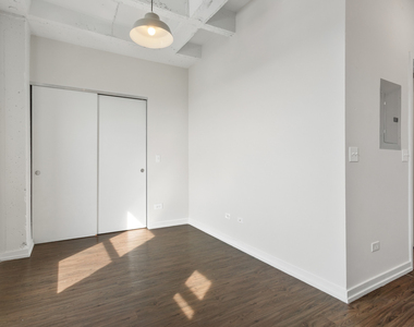 1325 W Wilson Avenue - Photo Thumbnail 3