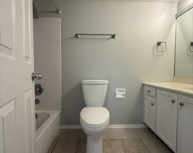 1025 Manchester Court - Photo Thumbnail 5