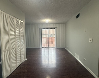 1025 Manchester Court - Photo Thumbnail 4