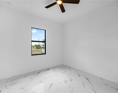 1633 Nw 31st Place - Photo Thumbnail 10