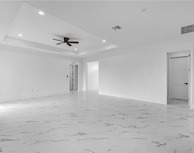 1633 Nw 31st Place - Photo Thumbnail 3