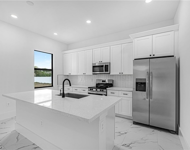 1633 Nw 31st Place - Photo Thumbnail 8