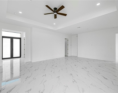 1633 Nw 31st Place - Photo Thumbnail 2