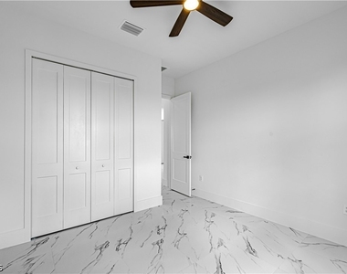1633 Nw 31st Place - Photo Thumbnail 11