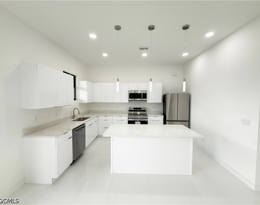 2325 Nw 37th Place - Photo Thumbnail 3