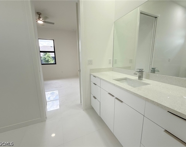 2325 Nw 37th Place - Photo Thumbnail 17