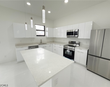 2325 Nw 37th Place - Photo Thumbnail 4