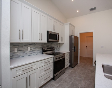 2102 Nw 6th Place - Photo Thumbnail 3