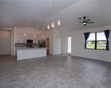 2102 Nw 6th Place - Photo Thumbnail 5