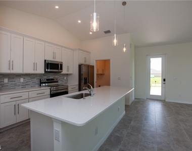 2102 Nw 6th Place - Photo Thumbnail 4