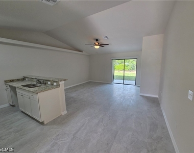 1418 Se 1st Place - Photo Thumbnail 3
