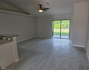 1418 Se 1st Place - Photo Thumbnail 2